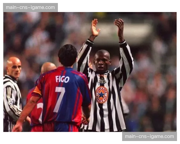 特写：布雷斯特主场终场哨后，球迷齐声高唱队歌长达十分钟